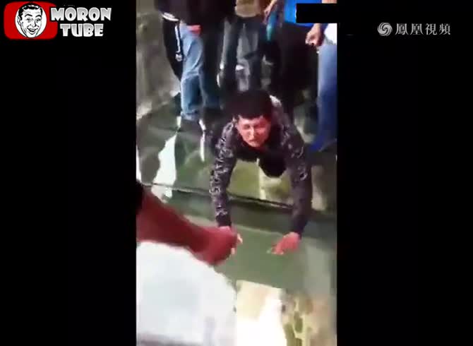 Video :Unable to stand 1400 meters above the earth on a glass walkway